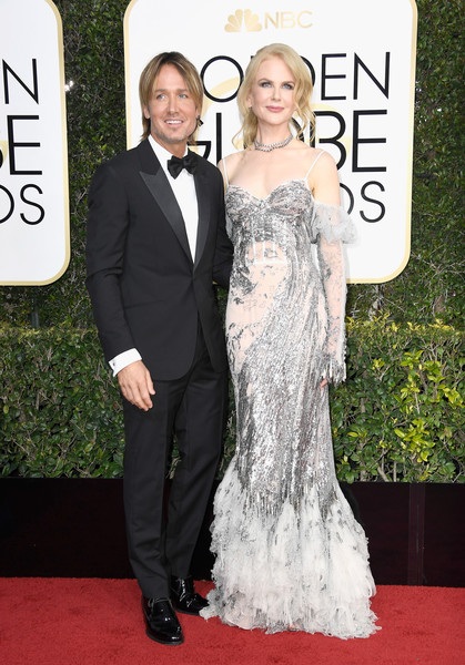 Dập dìu kiều nữ trên thảm đỏ lễ trao giải Quả Cầu Vàng - 8
Keith Urban hộ tống vợ Nicole Kidman dự lễ trao giải Quả Cầu Vàng đang diễn ra tại Mỹ. Hình ảnh ngọt ngào đã xóa tin đồn hôn nhân của cặp đôi này đang trục trặc