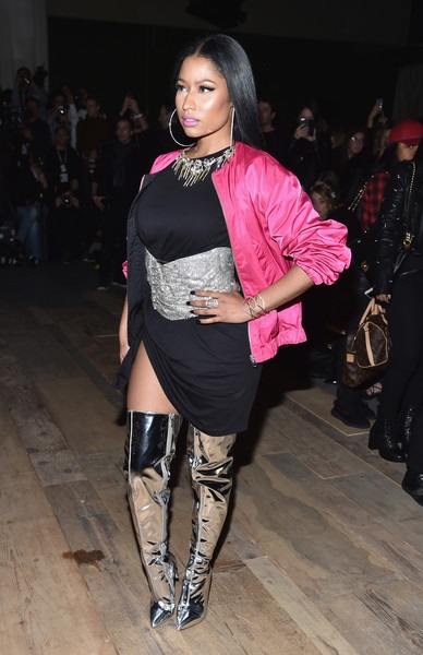 Ca sỹ Mỹ gây sốc khi khoe trọn bầu ngực tại tuần lễ thời trang Paris - 7
Nicki Minaj rất tự hào về thân hình nóng bỏng mà cô có được