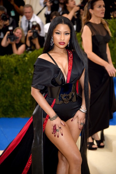 Choáng với váy lưới hở bạo của Kendall Jenner - 13