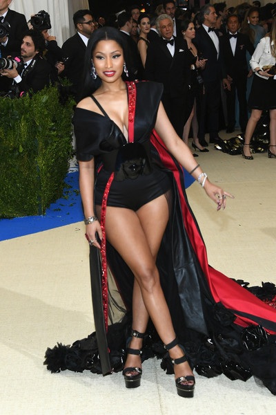 Choáng với váy lưới hở bạo của Kendall Jenner - 14