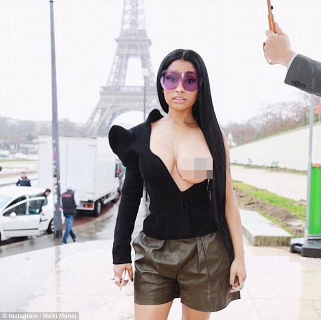 Ca sỹ Mỹ gây sốc khi khoe trọn bầu ngực tại tuần lễ thời trang Paris - 2
Trước đó, cũng bộ cánh này, ca sỹ từng được đề cử 10 giải Grammy đã thản nhiên ra chụp ảnh bên tháp Eiffel với trang phục không thể hở bạo hơn!