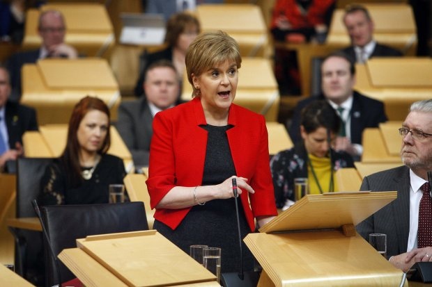 Quốc hội Scotland bỏ phiếu ủng hộ kế hoạch tách khỏi Anh - 1 Thủ hiến Scotland Nicola Sturgeon phát biểu trước quốc hội trong phiên tranh luận về việc tổ chức trưng cầu dân ý tách khỏi Anh hôm 21/3 (Ảnh: Getty)