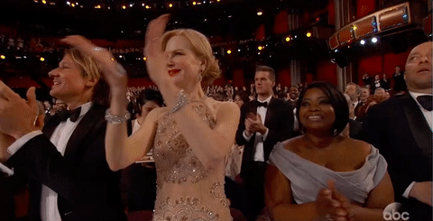 “Thiên nga Úc” Nicole Kidman trần tình lý do vỗ tay… “quá điệu” - 2 Cư dân mạng đã bàn luận rất nhiều xoay quanh lý do tại sao Nicole Kidman lại vỗ tay quá lạ như thế này.