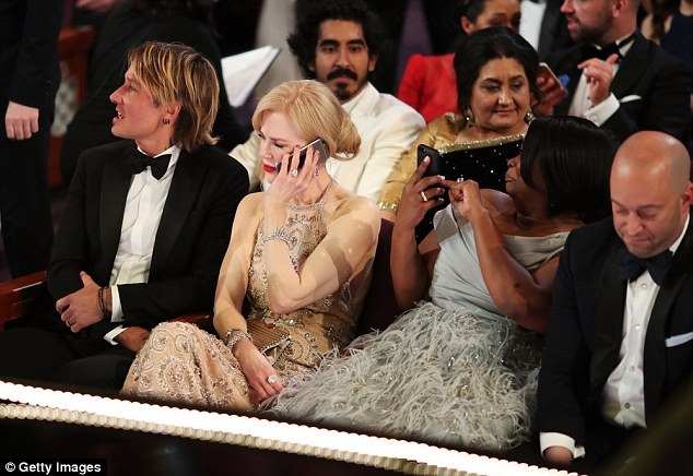 Có điều gì kỳ lạ ở bộ đầm của “thiên nga Úc” Nicole Kidman? - 13 Có điều gì kỳ lạ ở bộ đầm của “thiên nga Úc” Nicole Kidman? - 13