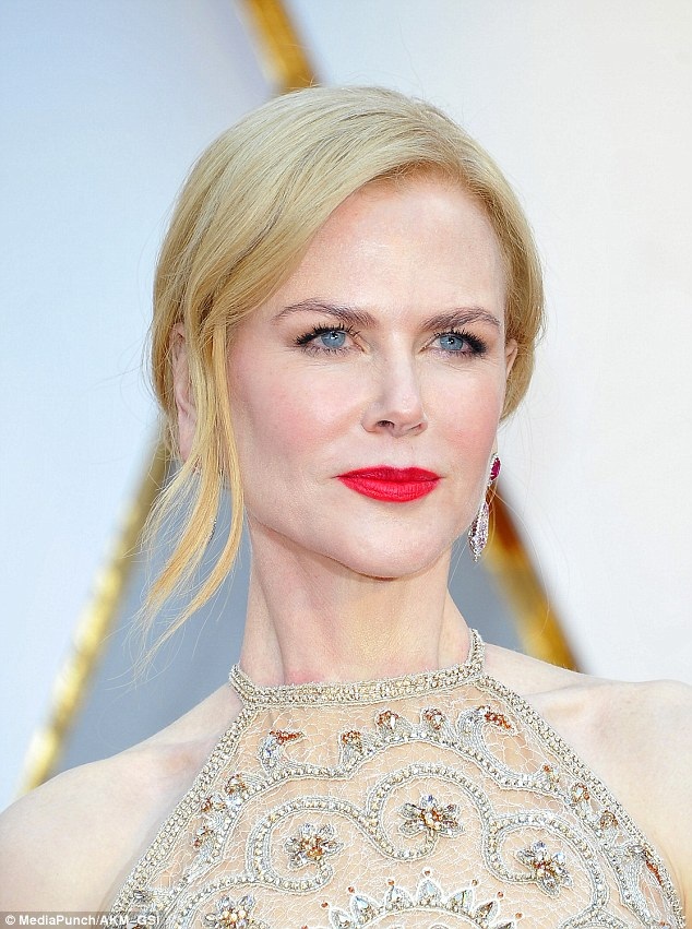 Có điều gì kỳ lạ ở bộ đầm của “thiên nga Úc” Nicole Kidman? - 2 Những đốm đỏ xuất hiện ở cổ Nicole Kidman.