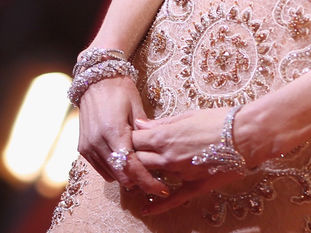 “Thiên nga Úc” Nicole Kidman trần tình lý do vỗ tay… “quá điệu” - 3 Nicole Kidman đã mượn đồ trang sức từ hãng nữ trang với tổng cộng khối lượng kim cương lên tới 119 carat, trong đó, viên kim cương gắn trên chiếc nhẫn là lớn nhất với khối lượng 13,58 carat.