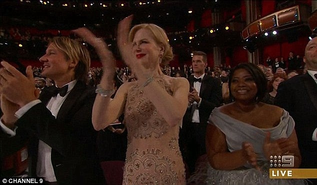 Nicole Kidman lý giải về kiểu vỗ tay “độc nhất vô nhị” - 2
Kiểu vỗ tay độc nhất vô nhị của Nicole Kidman tại lễ trao giải Oscar 2017 đã trở thành chủ đề bàn tán của cư dân mạng.