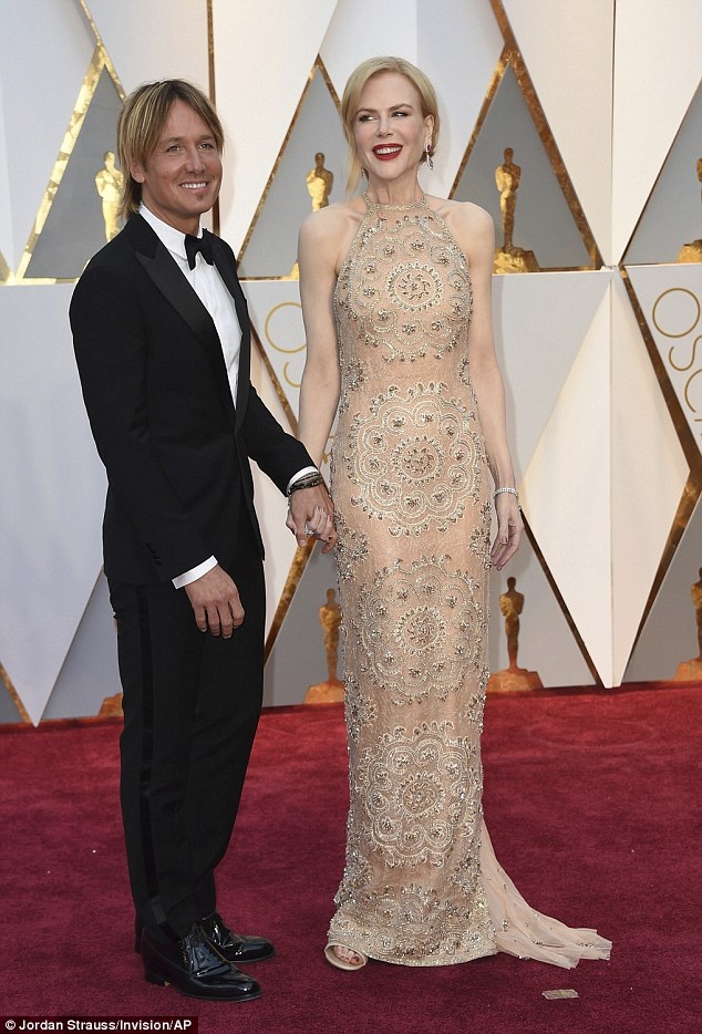 Có điều gì kỳ lạ ở bộ đầm của “thiên nga Úc” Nicole Kidman? - 6 Nữ diễn viên được đề cử ở hạng mục Nữ phụ xuất sắc với vai diễn trong “Lion”.