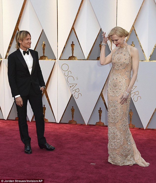 Có điều gì kỳ lạ ở bộ đầm của “thiên nga Úc” Nicole Kidman? - 7 Nữ diễn viên đồng hành trên thảm đỏ cùng chồng - nam ca sĩ người Úc Keith Urban.