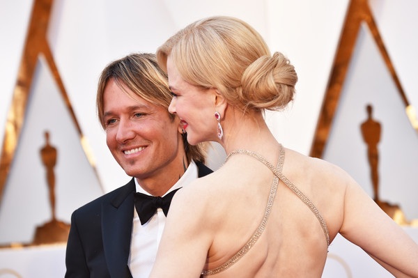 Dập dìu người đẹp trên thảm đỏ Oscar 2017 - 11
Ca sỹ Keith Urban hộ tống vợ Nicole Kidman dự lễ trao giải Oscar