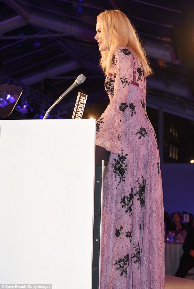 
Nữ diễn viên xinh đẹp từng nghĩ mình sẽ về hưu ở tuổi 40 nhưng giờ đây 50 tuổi, cô vẫn thấy căng tràn sức sống, yêu đời, yêu nghề và tràn đầy năng lượng. Tôi không nghĩ tuổi 50 lại tuyệt đến thế.
