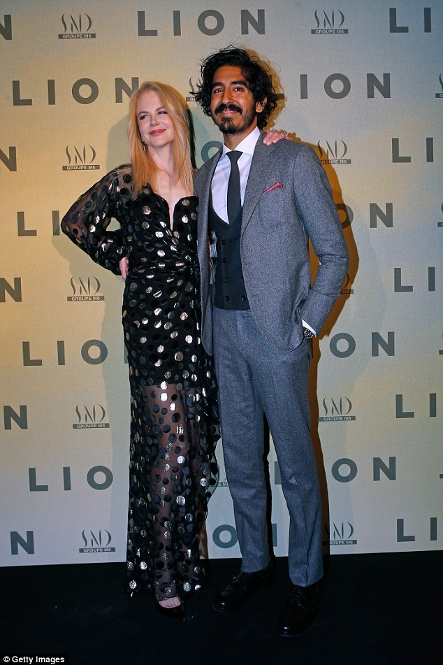 Nicole Kidman trẻ đẹp ngỡ ngàng ở tuổi 50 - 5
Lion rất thành công khi ra mắt thời gian qua, cả Dev Patel và Nicole Kidman đều được đề cử giải Oscar 2017 cho vai phụ xuất sắc nhất