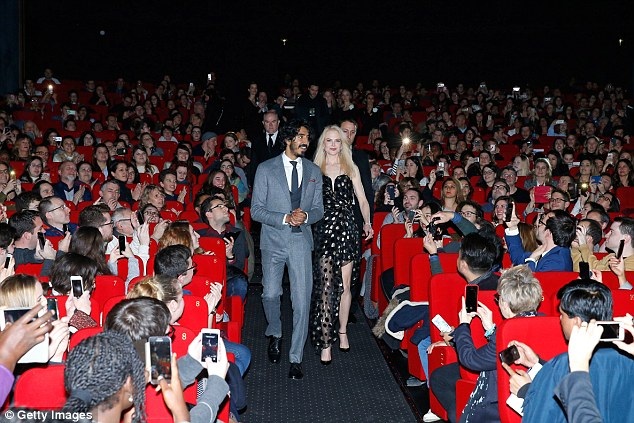 Nicole Kidman trẻ đẹp ngỡ ngàng ở tuổi 50 - 8
Nicole và Dev bước vào rạp chiếu phim tại Paris trong sự cổ vũ nồng nhiệt của fans.