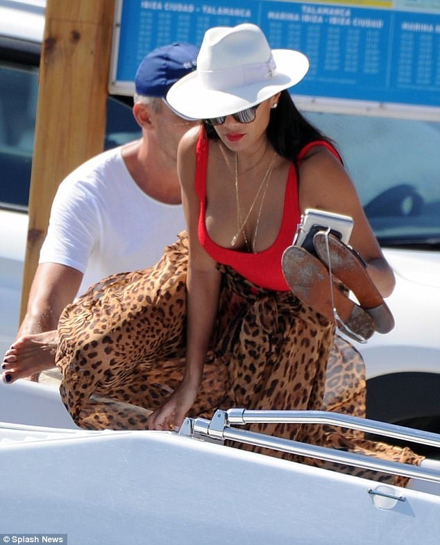 Nicole Scherzinger bốc lửa trong ảnh quảng cáo - 7
Ca sỹ 39 tuổi và bạn trai 27 tuổi đang hẹn hò say đắm và Nicole thừa nhận, cô đã nghĩ tới một gia đình riêng