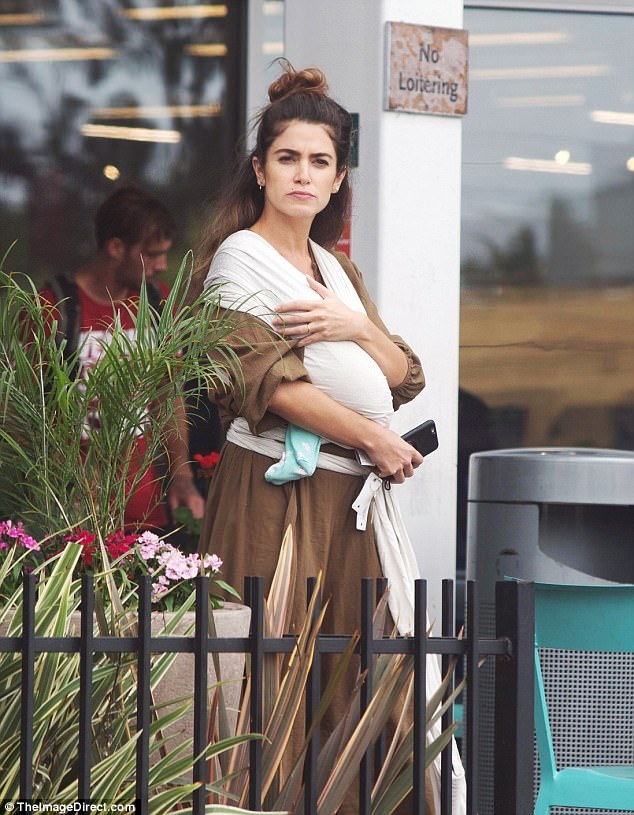 Sao phim Chạng vạng thon thả đáng kinh ngạc sau 1 tháng sinh con - 2
Nikki Reed địu con gái mới sinh Bodhi Soleli ra phố ngày 29/8