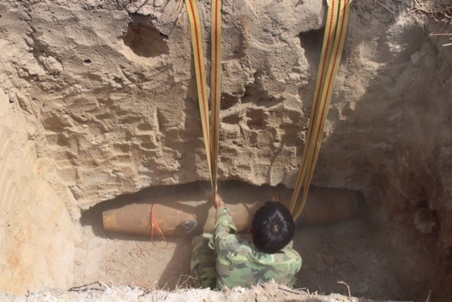 
Lực lượng chức năng hủy nổ một quả bom
