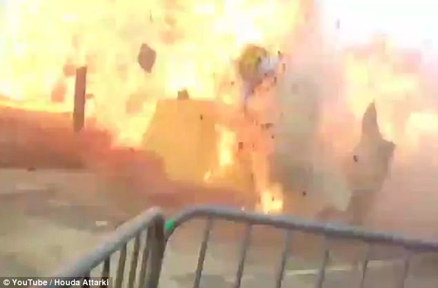 Nổ lớn ở lễ hội Pháp, 20 người bị thương - 6 Một cuộc điều tra đã được mở ra để tìm hiểu nguyên nhân vụ nổ. Tuy nhiên, theo bà Nathalie Crespin - đại diện của sở cứu hỏa Paris, vụ việc xảy ra có thể do nhiên liệu sử dụng để tẩm hình nộm trong khâu chuẩn bị trước lễ hội đã diễn ra không đúng quy trình. (Nguồn: Youtube)