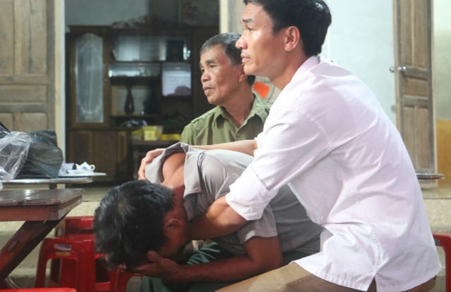 6 người Việt tử vong tại Lào: "Về đi anh, con chưa kịp thấy mặt cha" - 2 Ông Hà Văn Tân - bố của công nhân Hà Cao Kỳ gục ngã khi thi thể con được đưa về nhà
