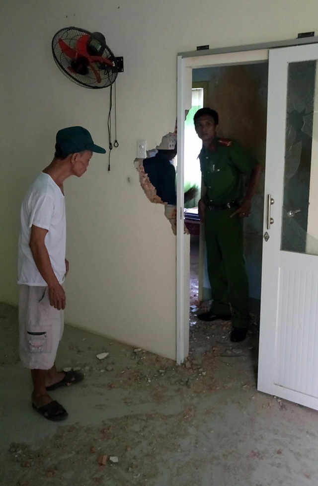 Cán bộ vô cảm trong việc chứng tử và Thiếu tá tình báo 6 lần bị cưa chân - 8 Khoảng hơn 9 giờ sáng ngày 25/7, nhiều người dân ở khu phố 1, phường Bảo An, TP Phan Rang – Tháp Chàm nghe tiếng máy bay ngang qua, tiếp theo đó là những tiếng nổ như tiếng đạn.