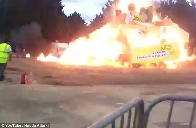 Nổ lớn ở lễ hội Pháp, 20 người bị thương - 3 Những người đứng xem xung quanh bị thương do các tia lửa và mảnh vụn gỗ văng ra từ vụ nổ. Trong số những người bị thương có cả trẻ em và thị trưởng vùng Villepinte, tờ Le Parisien cho biết. (Ảnh: Youtube)