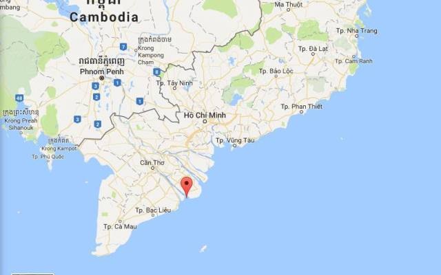 Tìm thấy 3 thuyền viên Indonesia mất tích trên biển Sóc Trăng - 1 Mũi tên màu đỏ là địa điểm chiếc tàu kéo bị đứt dây khiến sà lan bị trôi dẫn đến 3 thuyền viên mất tích