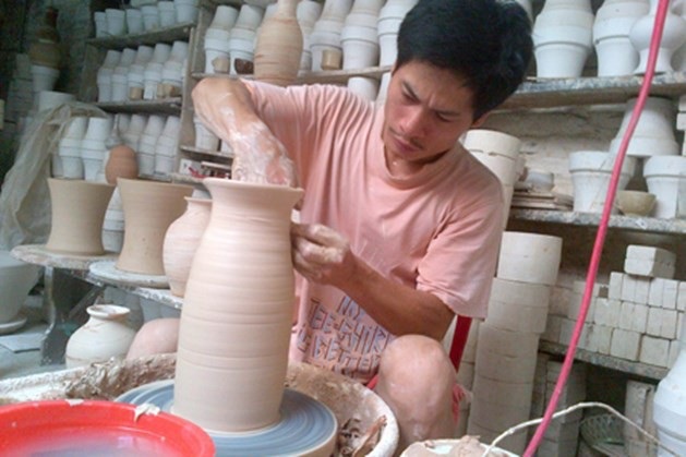 Trở ngại khó tỏ của những “chiến binh khởi nghiệp” nghề truyền thống - 1
Anh Phạm Anh Đạo ở thôn 2, làng gốm Bát Tràng (Gia Lâm, Hà Nội) là một trong những người trẻ hiếm hoi “giữ lửa” nghề gốm vuốt tay từ ngàn đời của cha ông truyền lại.noiniem2