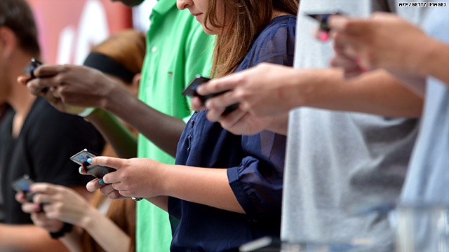 8 dấu hiệu của hội chứng "sợ không có điện thoại" - 2