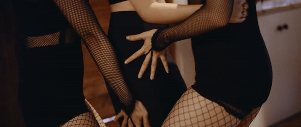 Diện trang phục lố lăng, phản cảm trong MV, ca sĩ trẻ cố tình tạo scandal? - 2 Loạt trang phục hớ hênh, thêm vào đó là những góc quay phản cảm khiến MV nhận chục nghìn dislike trên mạng xã hội.