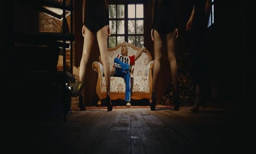 Diện trang phục lố lăng, phản cảm trong MV, ca sĩ trẻ cố tình tạo scandal? - 3 Sự gợi cảm quá đà đã trở thành sự gợi dục khiến công chúng lắc đầu ngán ngẩm về lối tư duy nghệ thuật khó hiểu của ca sĩ trẻ mới chào sân.