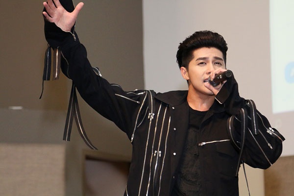 Noo Phước Thịnh chiều fan hết mực khiến khán giả Singapore “bấn loạn“ - 1