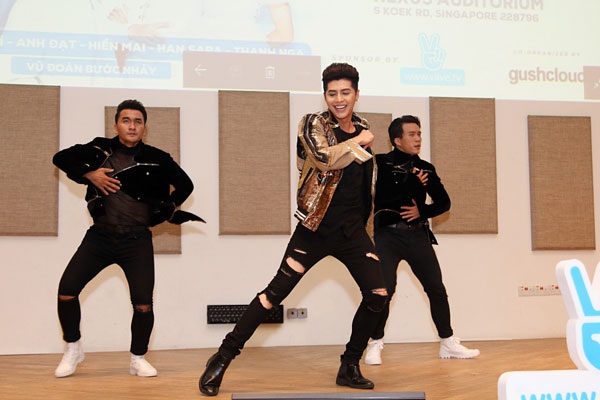 Noo Phước Thịnh lần đầu tổ chức một buổi gặp gỡ kết hợp biểu diễn phục vụ khán giả yêu mến mình tại Singapore. Từ những phút đầu tiên của chương trình, Noo Phước Thịnh đã chinh phục hoàn toàn khán giả bởi giọng hát, những điệu nhảy.