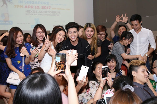 Noo Phước Thịnh chiều fan hết mực khiến khán giả Singapore “bấn loạn“ - 5