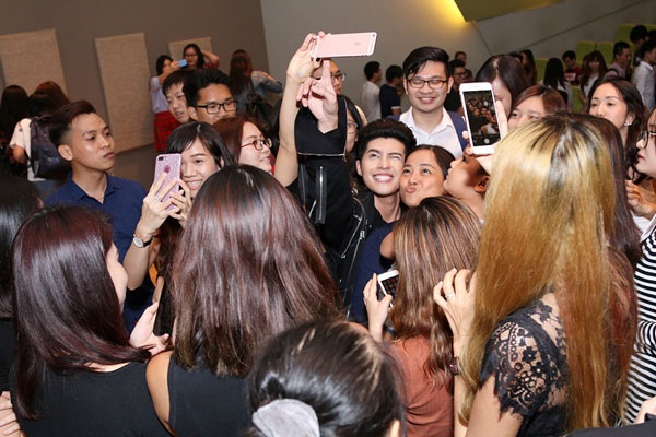 Noo Phước Thịnh chiều fan hết mực khiến khán giả Singapore “bấn loạn“ - 4