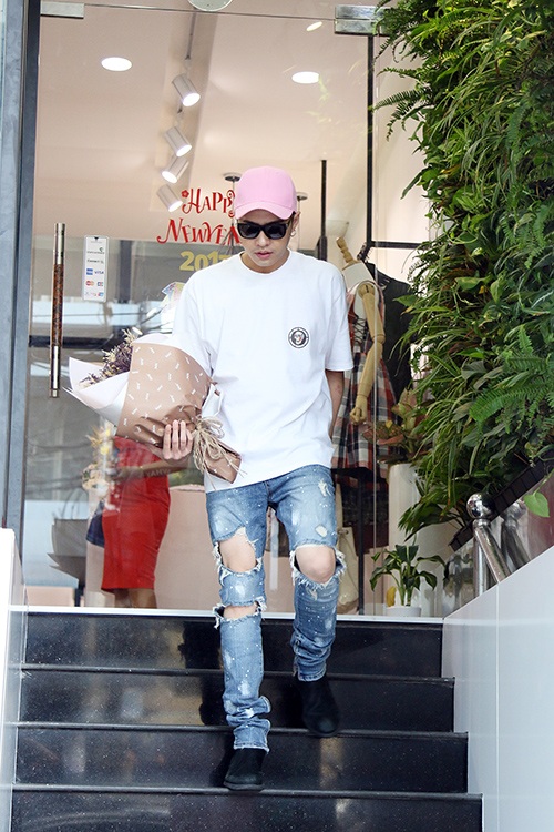 Noo Phước Thịnh mua hoa tặng "người đặc biệt" dịp Lễ tình nhân - 6 Cuối cùng Noo cũng đã lựa chọn được một bó hoa ưng ý cho ngày Lễ tình nhân sắp đến.