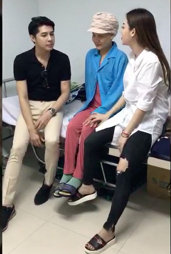 Noo Phước Thịnh bí mật đến Đà Nẵng thăm bệnh mẹ học trò bệnh ung thư - 4 Nam ca sĩ ân cần hỏi han và động viên tinh thần mẹ học trò.
