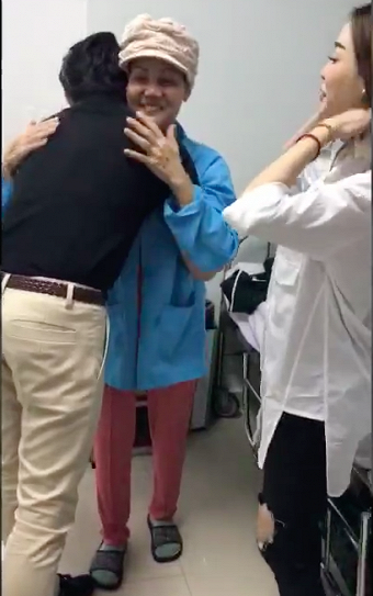 Noo Phước Thịnh bí mật đến Đà Nẵng thăm bệnh mẹ học trò bệnh ung thư - 3 Noo Phước Thịnh dành cho mẹ Ngọc Ny cái ôm chân thành khi anh đến thăm bà
