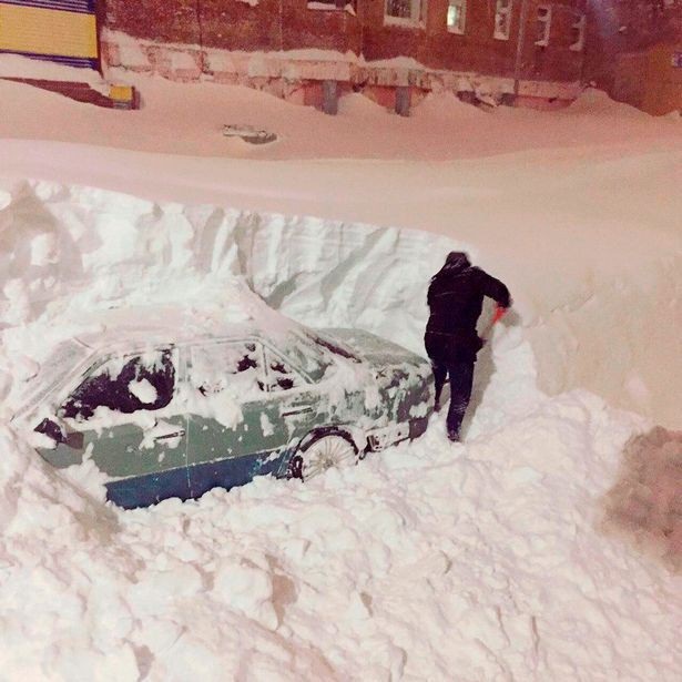 Đông cứng trong thành phố lạnh -55 độ C, tuyết ngập lên tận đầu - 7
Hình ảnh đảo tuyết mở lối đi cho xe không còn lạ với người dân tại đây.