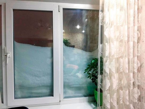 Đông cứng trong thành phố lạnh -55 độ C, tuyết ngập lên tận đầu - 6 Tuyết dày kín bên ngoài cửa sổ bít lối đi