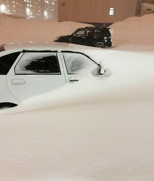Đông cứng trong thành phố lạnh -55 độ C, tuyết ngập lên tận đầu - 3 Xe hơi trước cửa nhà bị vùi trong đám tuyết dày