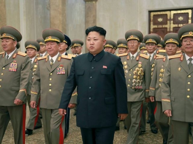 Tiết lộ cách Triều Tiên nghe ngóng tin tức về Mỹ và Tổng thống Trump - 1 Nhà lãnh đạo Kim Jong-un cùng các quan chức Triều Tiên (Ảnh: Reuters)