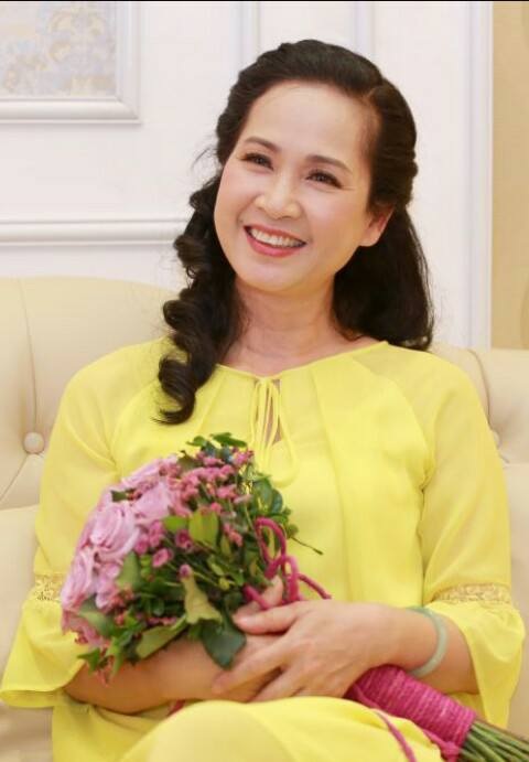 NSND Lan Hương: “Chồng tôi mà chuyên tâm cho phim ảnh, chắc chắn nổi tiếng hơn tôi nhiều” - 2 NSND Lan Hương cảm thấy hạnh phúc vì sức nóng của vai diễn trong phim vẫn chưa hề nguội.