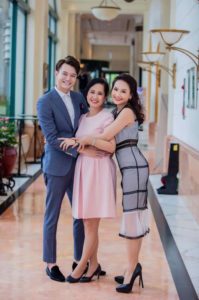 NSND Lan Hương: “Chồng tôi mà chuyên tâm cho phim ảnh, chắc chắn nổi tiếng hơn tôi nhiều” - 1 Mẹ chồng Lan Hương gặp lại con dâu Bảo Thanh và con trai Anh Dũng trong buổi họp báo mới đây.