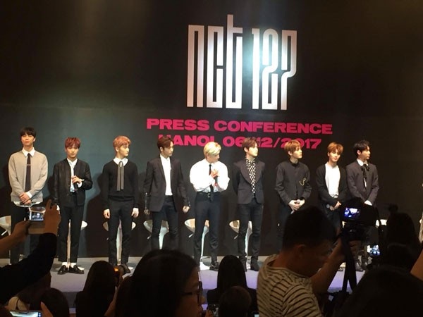 Vừa giành giải MAMA, nhóm NCT 127 đến giao lưu với khán giả Hà Nội - 2 Các thành viên NCT 127 có mặt tại Hà Nội giao lưu với khán giả.