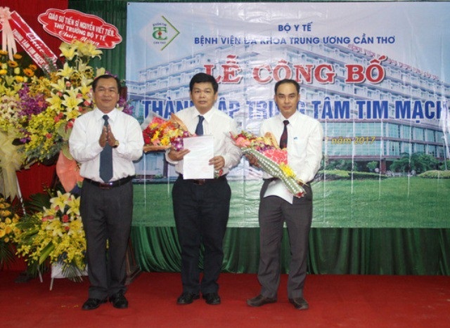 BVĐKTƯ Cần Thơ thành lập trung tâm tim mạch - 1 Bác sĩ Phạm Thanh Phong (giữa)- Phó giám đốc BV được phân công giữ chức giám đốc trung tâm tim mạch