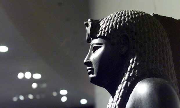 Sự sụp đổ đế chế Ai Cập của Nữ hoàng Cleopatra có thể liên quan đến núi lửa - 1
Theo truyền thuyết, nữ hoàng đã tự sát bằng một con rắn độc. Ảnh: Garry Weaser cho The Guardian.