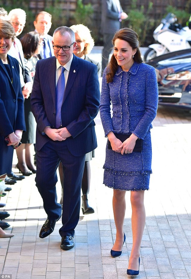 Thông điệp ẩn giấu trong cách dùng túi xách của Nữ hoàng Anh - 8
Công nương Kate thường sử dụng những chiếc sắc nhỏ cầm tay như thế này.