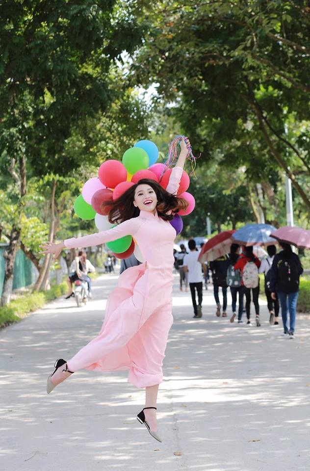 Nữ PG xinh hơn cả dàn hoa khôi gây "sốt" trên mạng - 4 Nữ PG xinh hơn cả dàn hoa khôi gây "sốt" trên mạng - 4