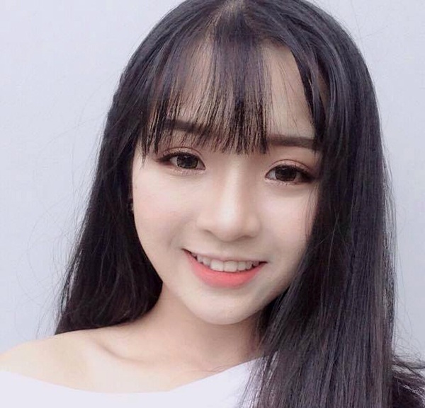 Nữ sinh trường chuyên Nghệ An "chuẩn con nhà người ta" - 1 Cô gái hội đủ các đặc điểm của con nhà người ta mà các bạn trẻ vẫn hay nhắc tới: xinh xắn, học giỏi, hát hay, giỏi ngoại ngữ.