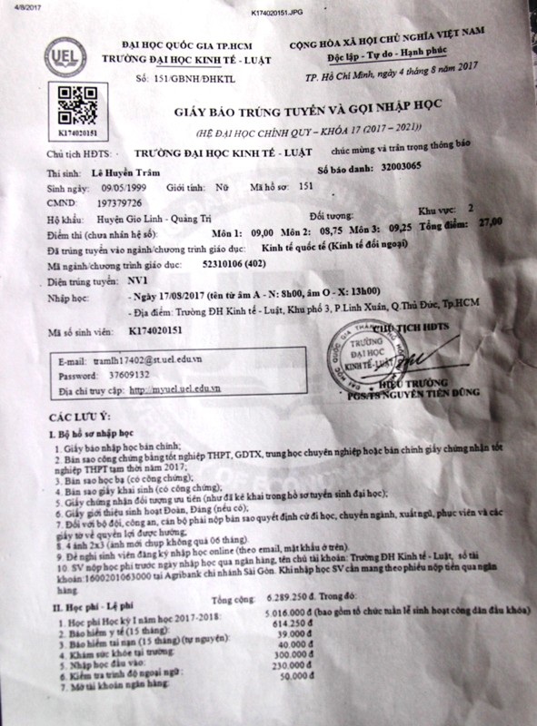 Mẹ nhặt ve chai, cha mất sức lao động, nữ sinh nghèo khát khao vào đại học - 3 Tấm giấy báo trúng tuyển gọi em Trâm nhập học kèm theo thông báo về mức thu ban đầu trước khi vào trường gần 6.300.000 đồng