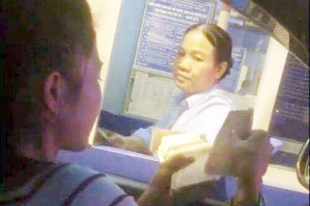 Trả tiền lẻ qua trạm thu phí “lây” đến Quốc lộ 5 và giẫm đạp, cướp tiền trong ngày Rằm - 4 Chiều ngày 5/9, trạm thu phí BOT trên quốc lộ 5 (địa bàn xã Lạc Hồng, huyện Văn Lâm, tỉnh Hưng Yên) bị “tê liệt” khi nhiều tài xế dùng tiền lẻ mua vé. Nữ tài xế ô tô 26 tuổi ở Phố Nối - Hưng Yên được cho là người đầu tiên dùng tiền có mệnh giá thấp (tiền lẻ) để mua vé qua trạm thu phí số 1 trên quốc lộ 5 (Văn Lâm, Hưng Yên). Chị này đã phải làm việc với Công an tỉnh Hưng Yên 2 lần để làm rõ động cơ và tìm hiểu xem có dấu hiệu gây rối, kích động, xúi giục người khác hay không?.